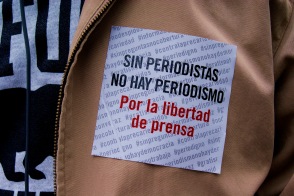 Pegatina sobre chaqueta como símbolo de manifestación por la Libertad de Prensa, reza el siguiente lema: 